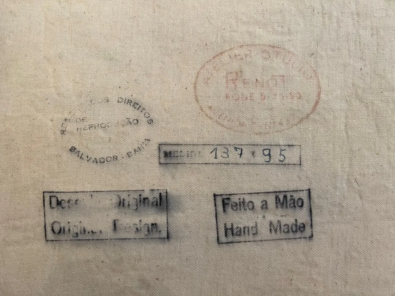 antiker Wandteppich mit sichtbaren Stempeln und Schriften