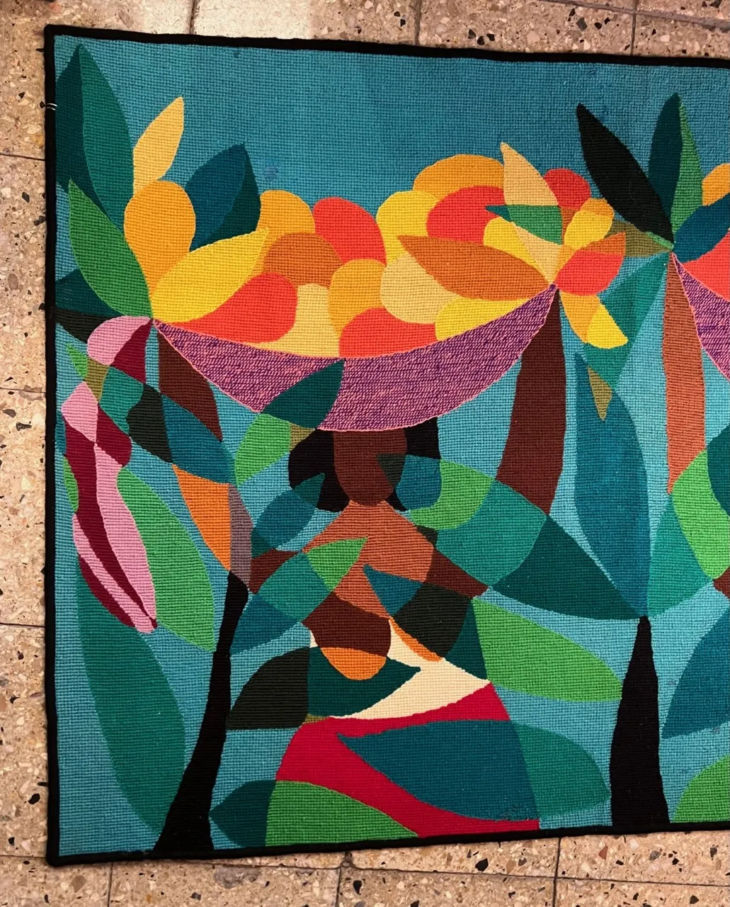 tappeto antico colorato con motivo floreale e fruttato