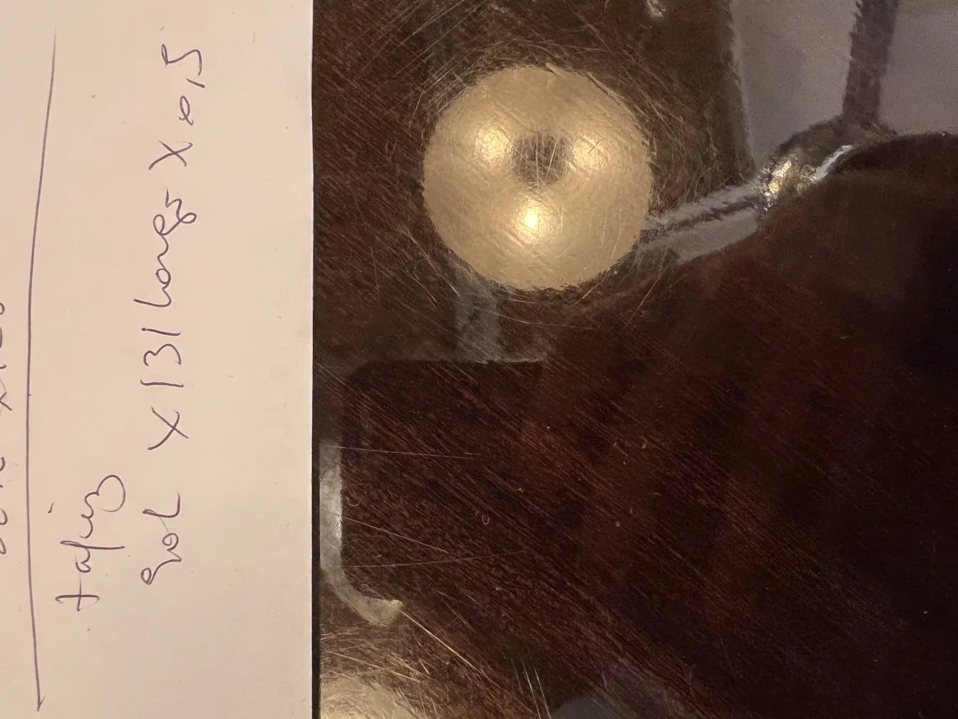 antik Wandteppich mit detaillierten Mustern und Farben in einer eleganten Umgebung