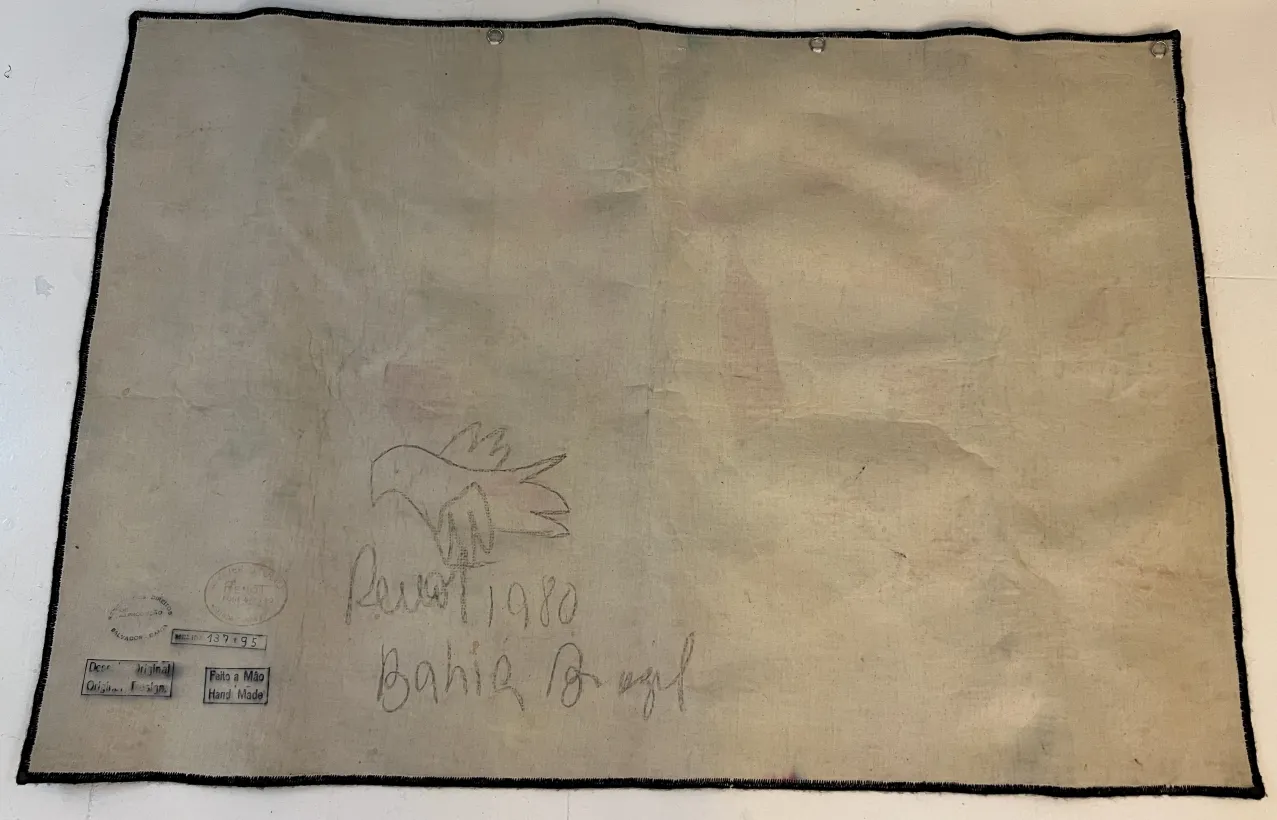 alter Wandteppich mit Vogelmotiv auf hellem Hintergrund