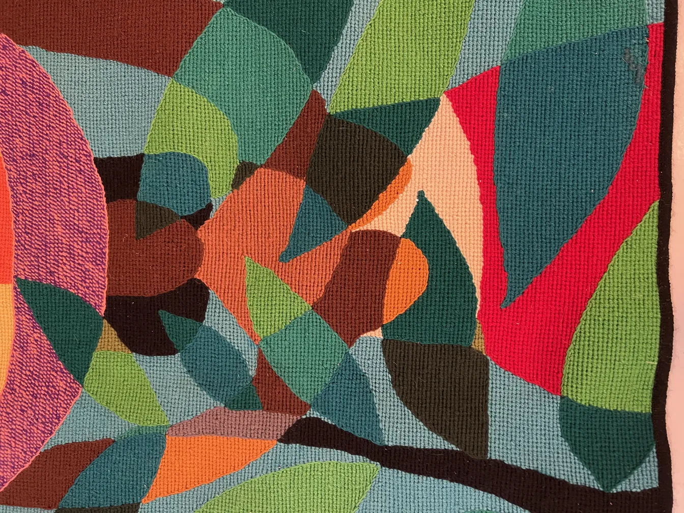 Arazzo antico con forme e colori vivaci