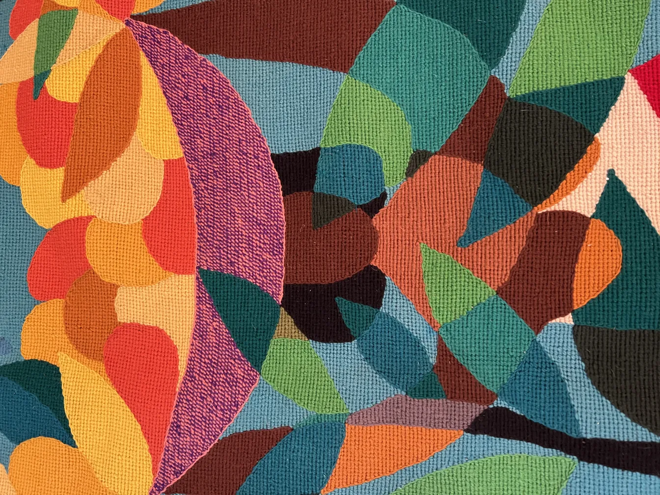 tappeto antico con design astratto colorato