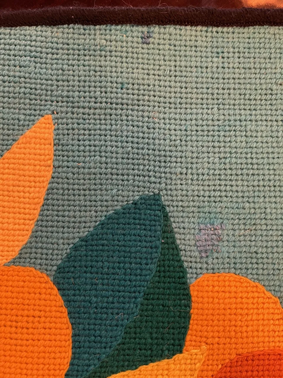 tapiz antiguo con formas de hojas y colores brillantes