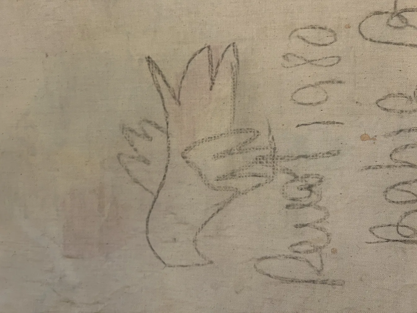 antiker Wandteppich mit einer Darstellung eines Vogels im Hintergrund