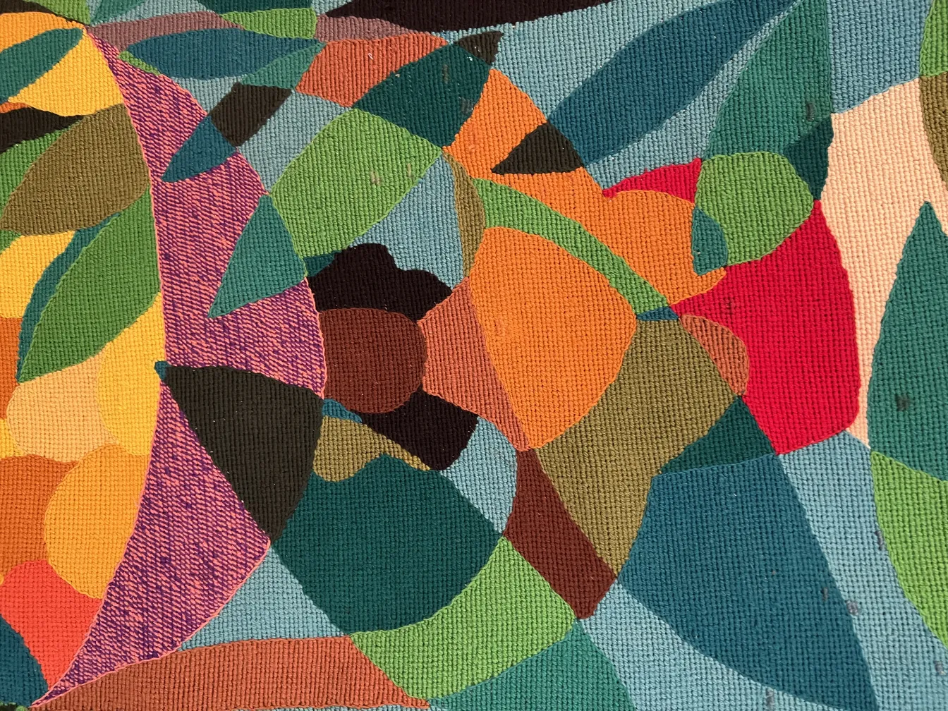 tapisserie ancienne avec des motifs colorés de feuilles et de fruits