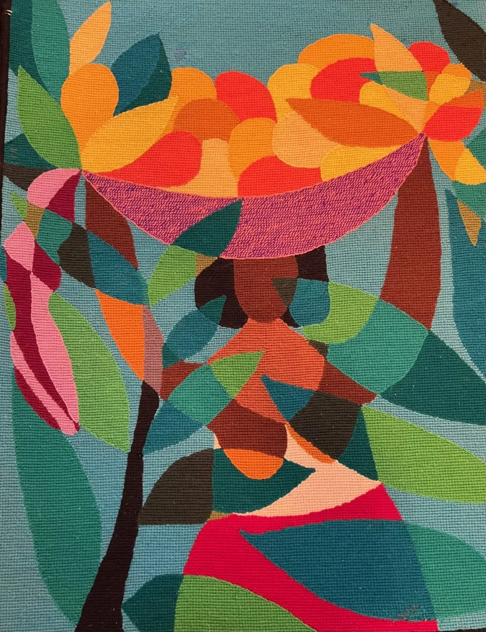 生动的古董挂毯，上面有叶子形状和明亮的水果，背景为蓝色