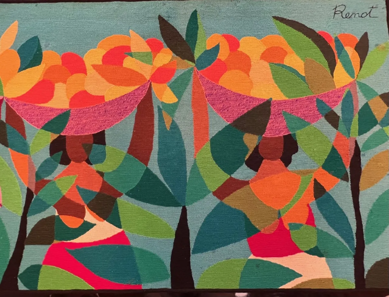 arazzo antico con foglie colorate e frutti su uno sfondo vivace