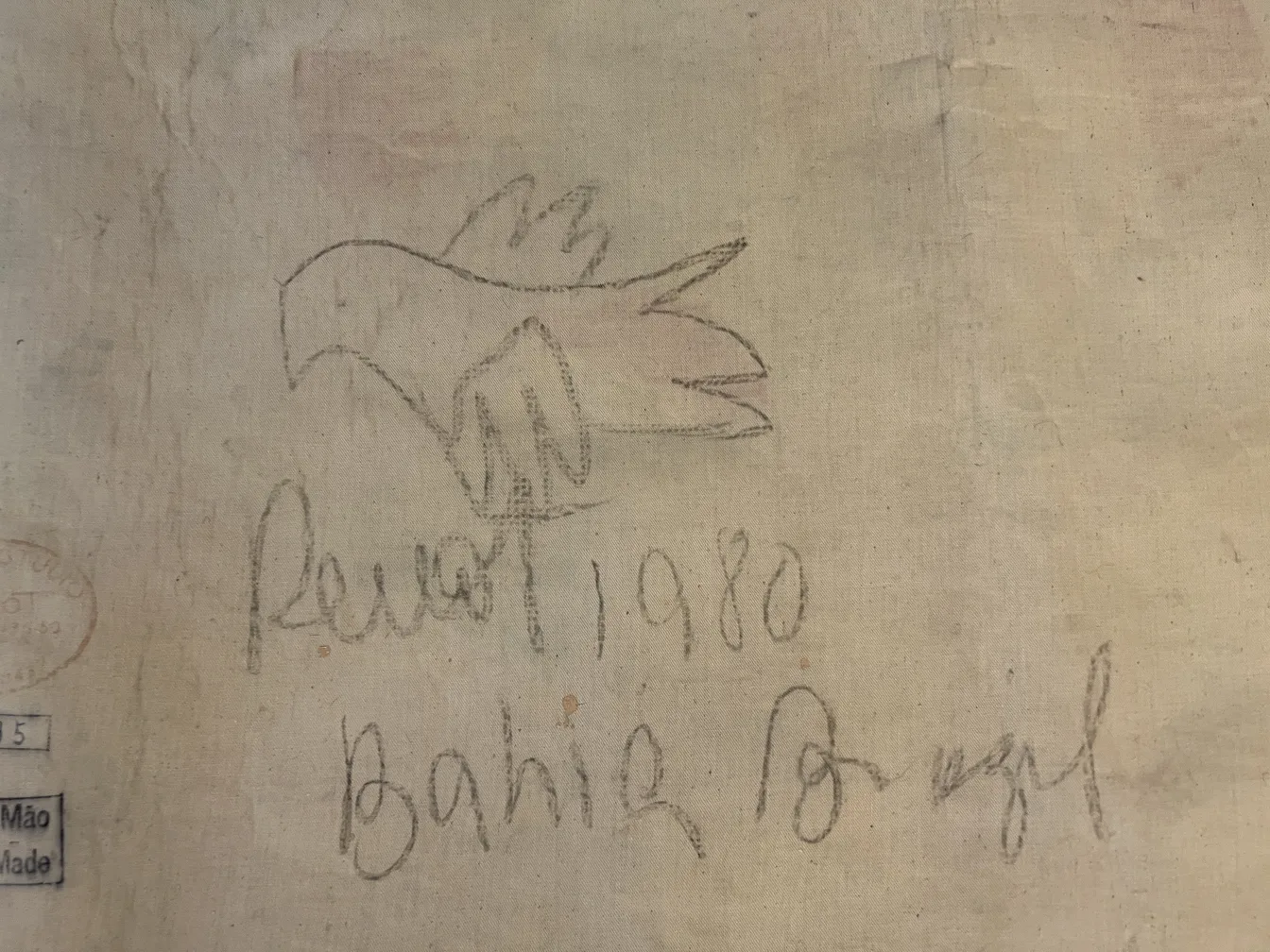 antiker Wandteppich mit Vogeldesign auf hellem Hintergrund