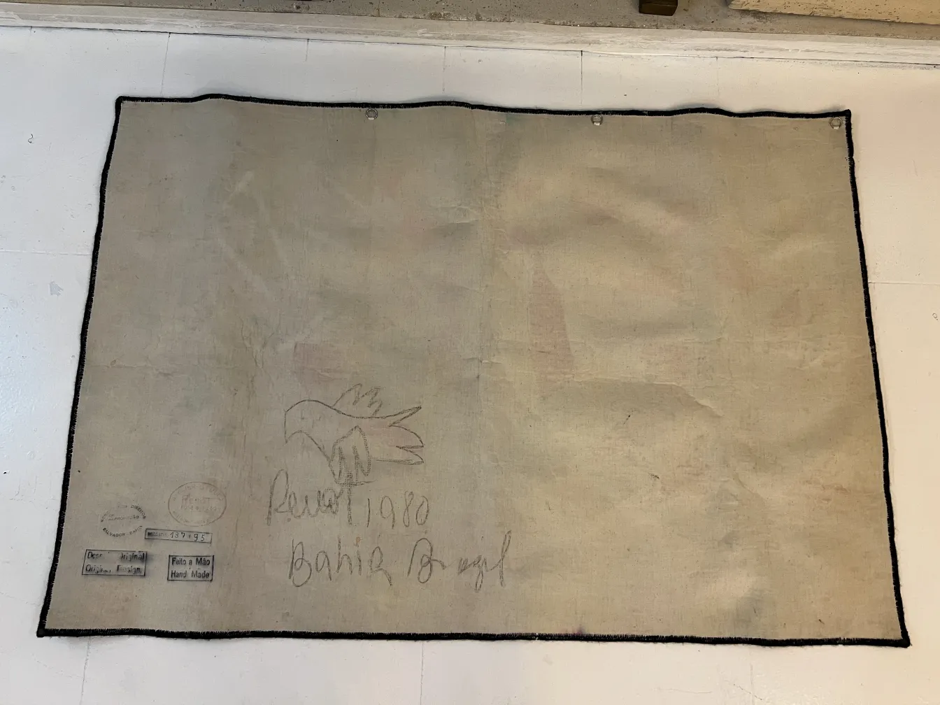 antiker Wandteppich mit Vogelmotiv in der Mitte