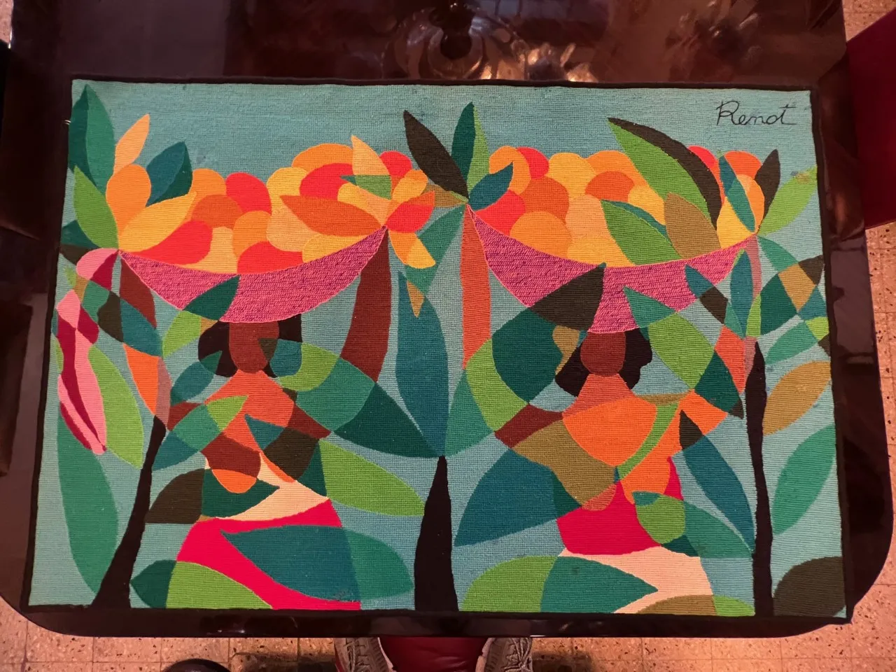 다채로운 고대 태피스트리, 인물과 식물을 묘사