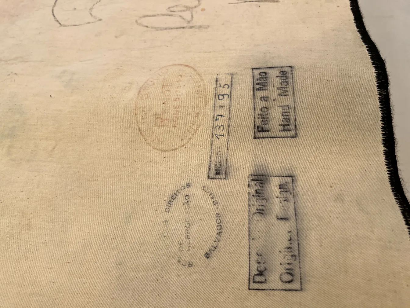 tapeçaria antiga com inscrições e detalhes impressos