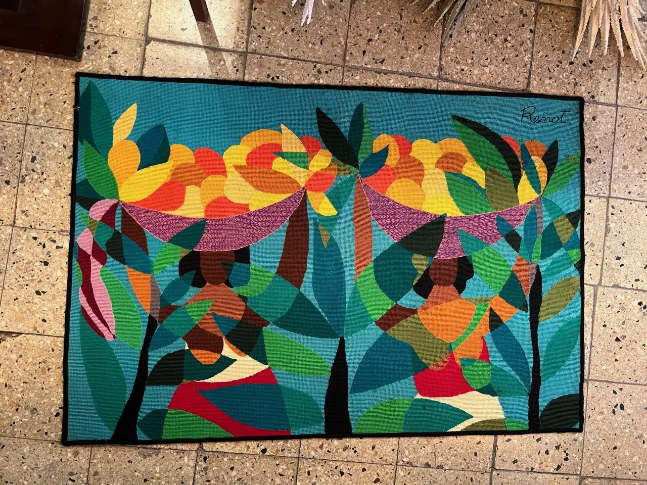 نسيج جداري قديم يظهر نساء يحملن الفواكه على الرأس