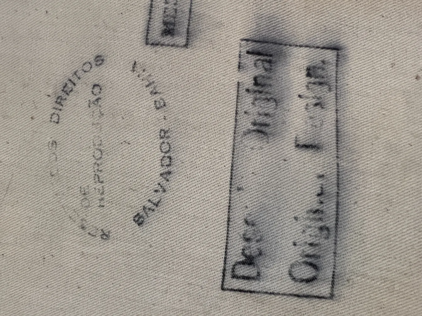 tapisserie ancienne avec texte et détails sombres. Un environnement rustique.