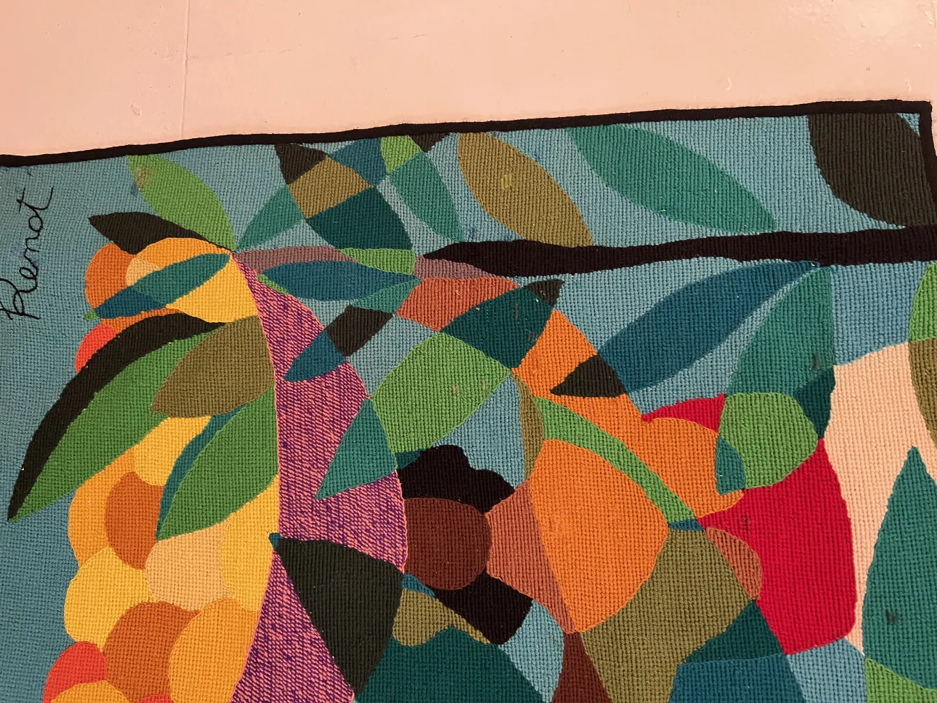 antiker Wandteppich mit lebhaften Farben von Blättern und Früchten