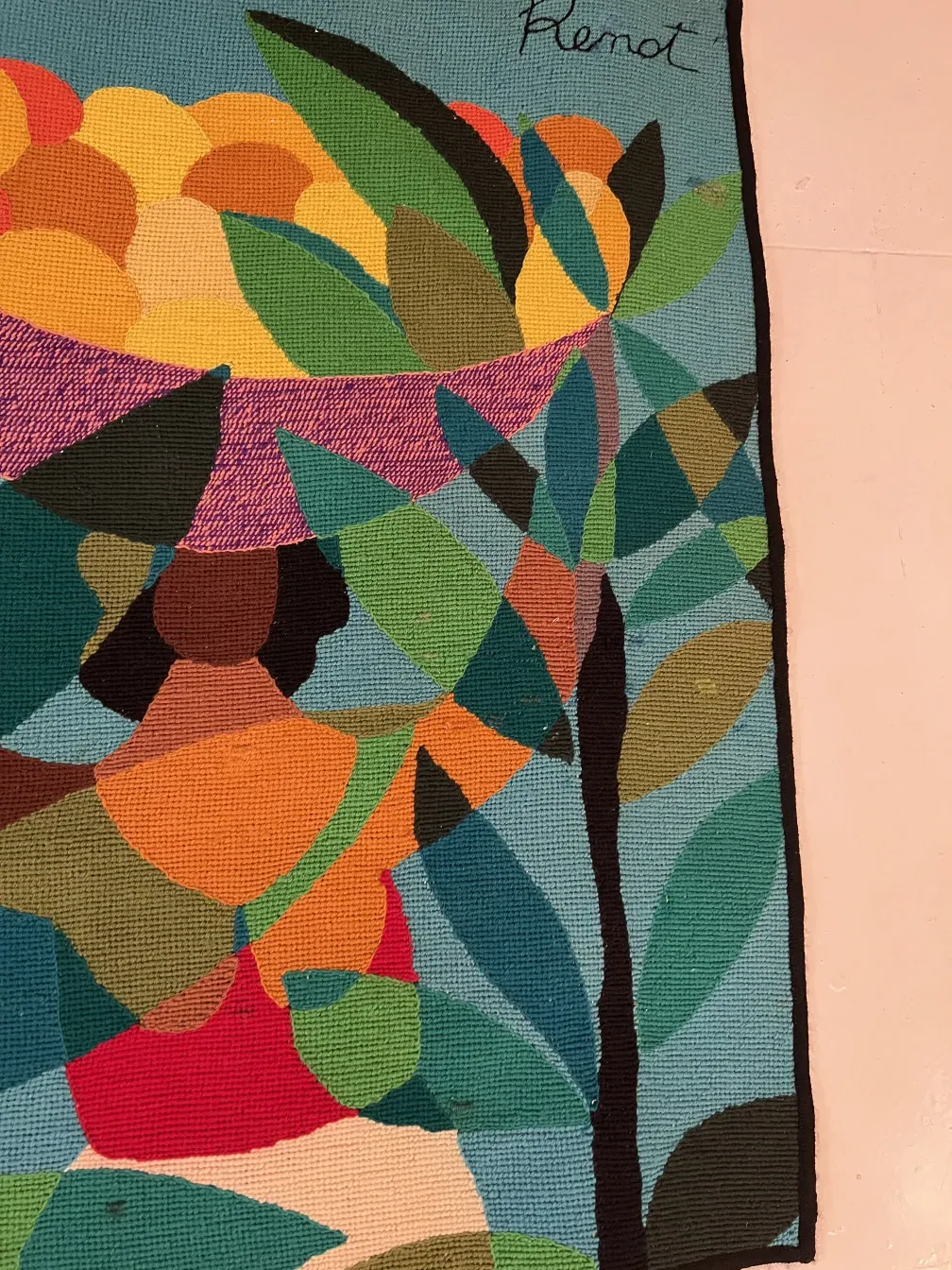 tapeçaria antiga com cores vibrantes e formas orgânicas, motivos naturais.