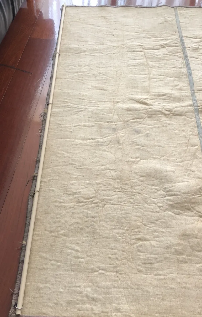 antiker dekorativer Wandteppich in hellem Farbton mit sichtbarer Textur