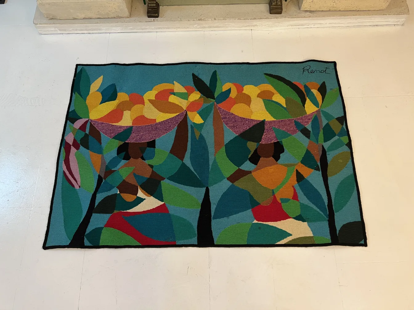 tapiz antiguo con diseño abstracto de mujeres y vegetación