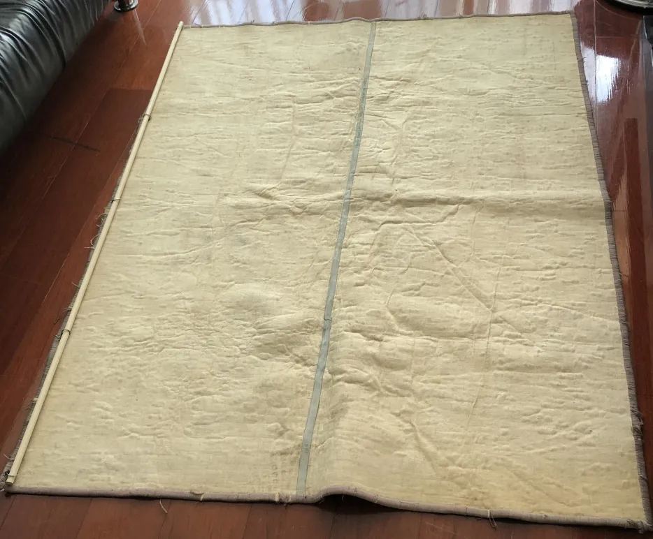 arazzo antico con design minimalista su sfondo chiaro