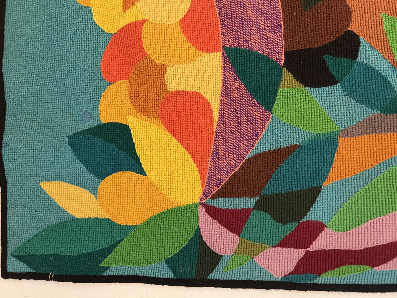 tapisserie antique avec des couleurs vives et des formes florales