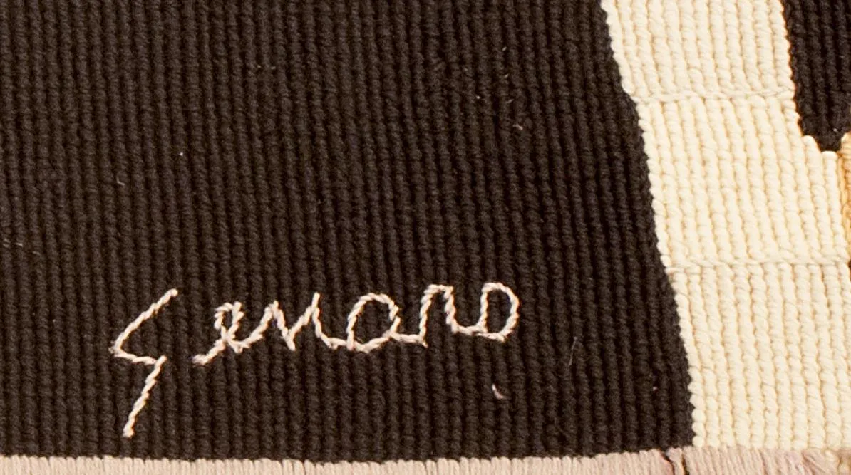 alter Wandteppich mit dunklen abstrakten Mustern