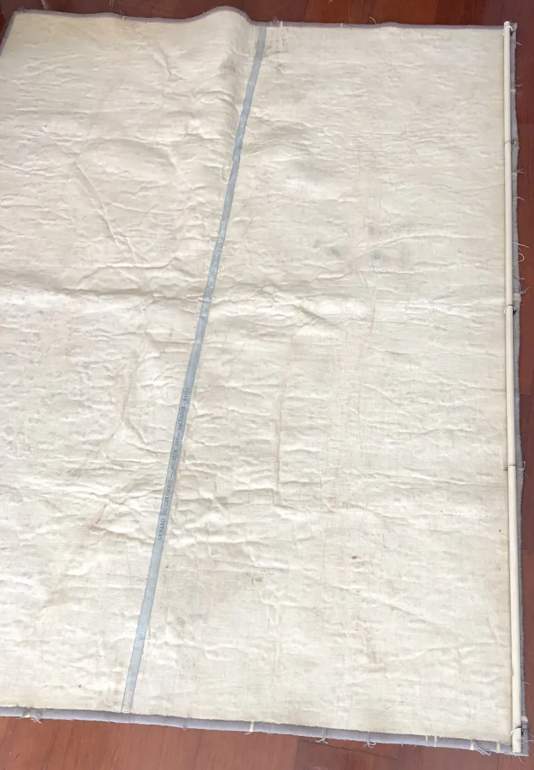 античный декоративный гобелен светлого цвета, нейтральная обстановка