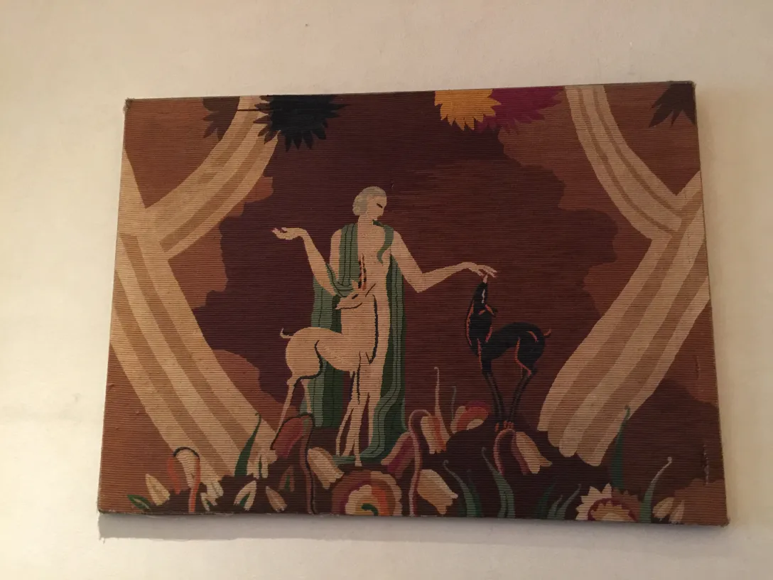 tapisserie ancienne avec une figure et deux cerfs dans une scène colorée