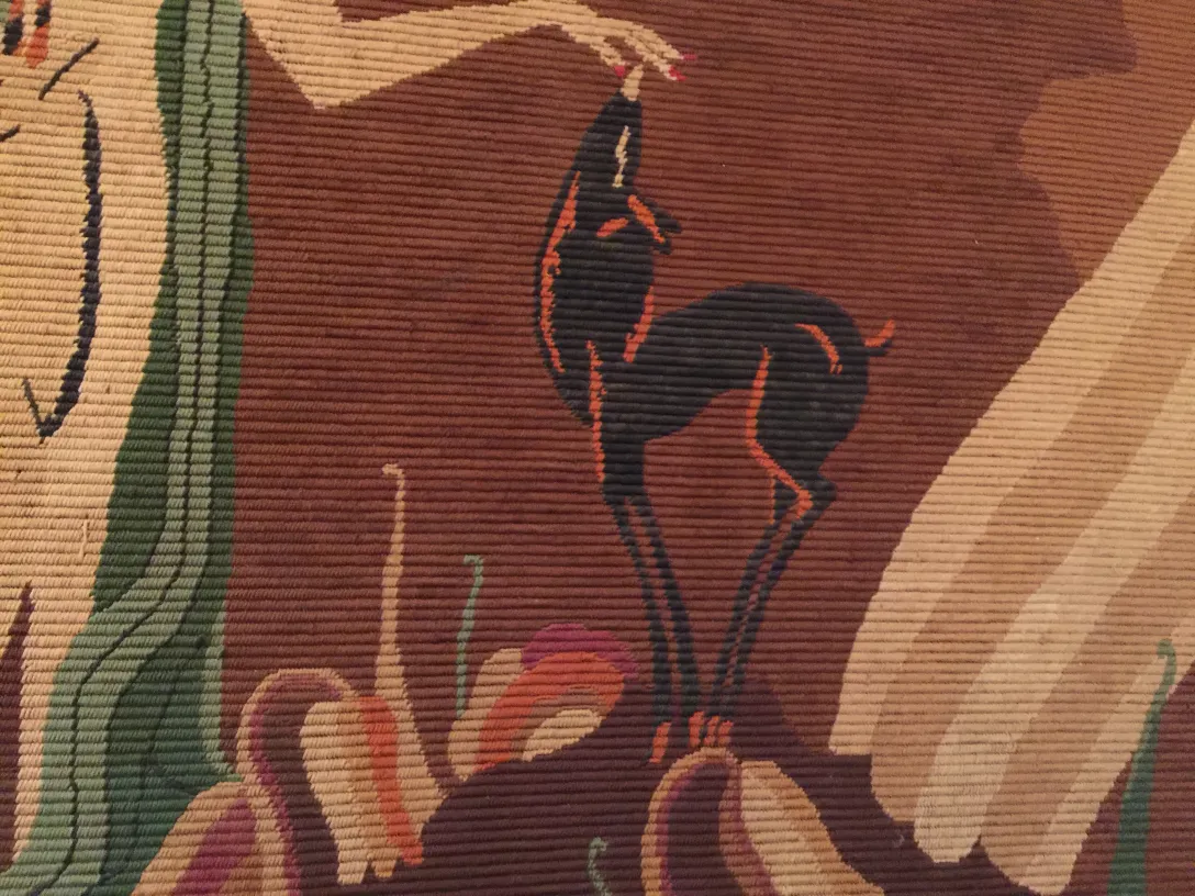 antiker Wandteppich mit schwarzem Hirsch und bunten Formen