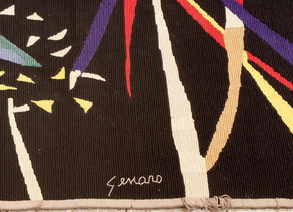antiker Wandteppich mit leuchtenden Farben von Genaro de Carvalho auf dunklem Hintergrund