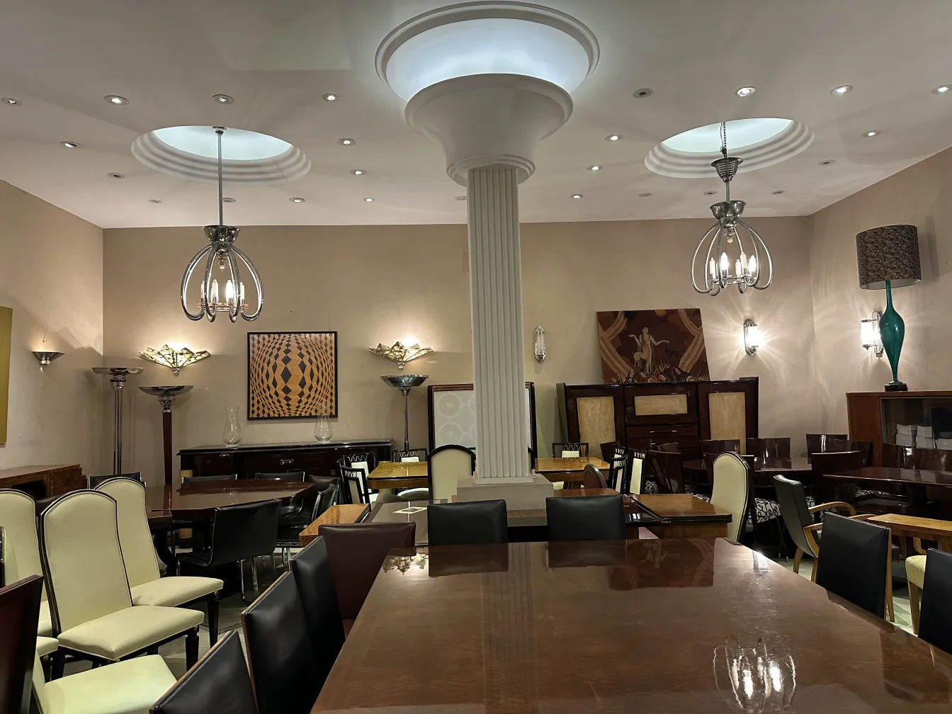 tapeçaria antiga decorativa em um ambiente elegante com mesas e cadeiras