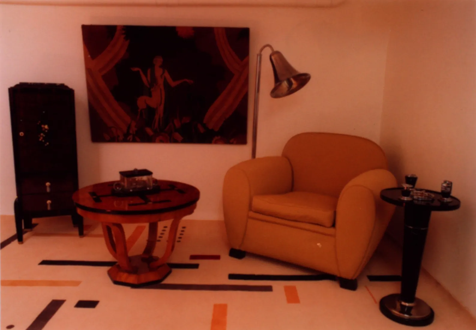 antiker dekorativer Wandteppich mit warmen Farben an der Wand