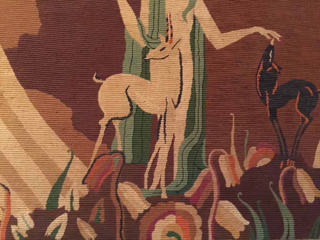 Tapisserie ancienne présentant des cerfs dans un style naturaliste.