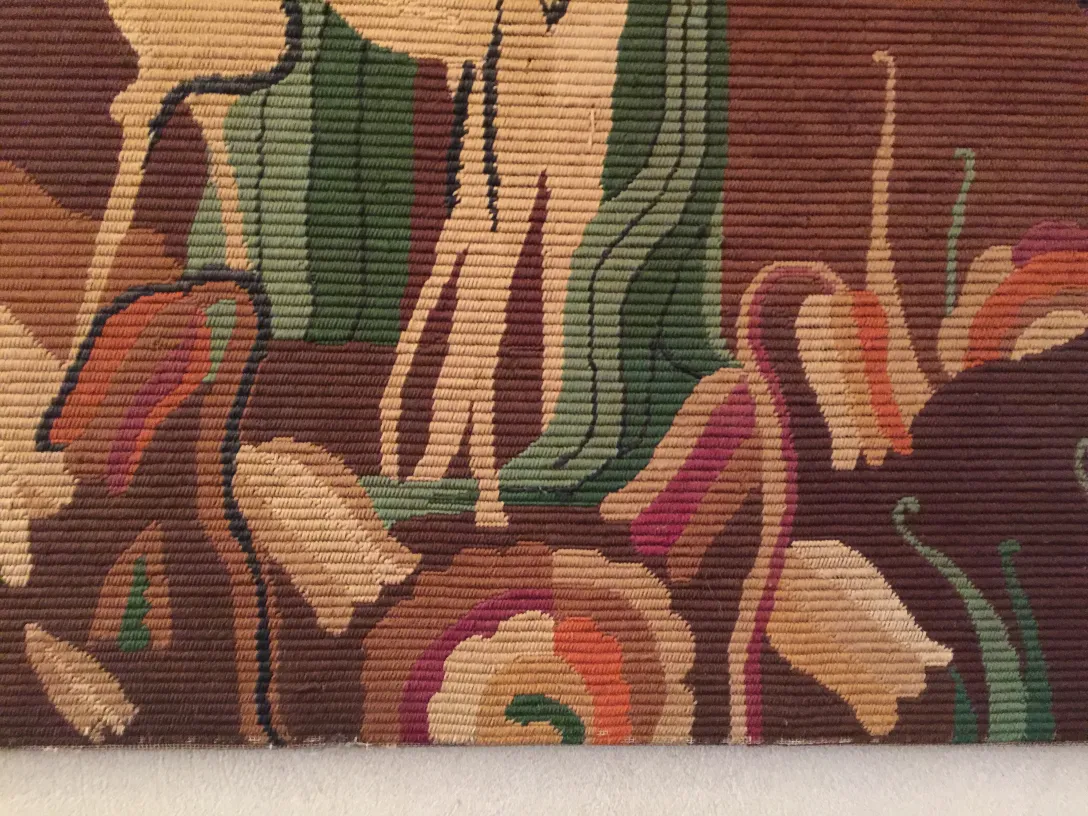 tapisserie ancienne avec couleurs brunes et formes florales