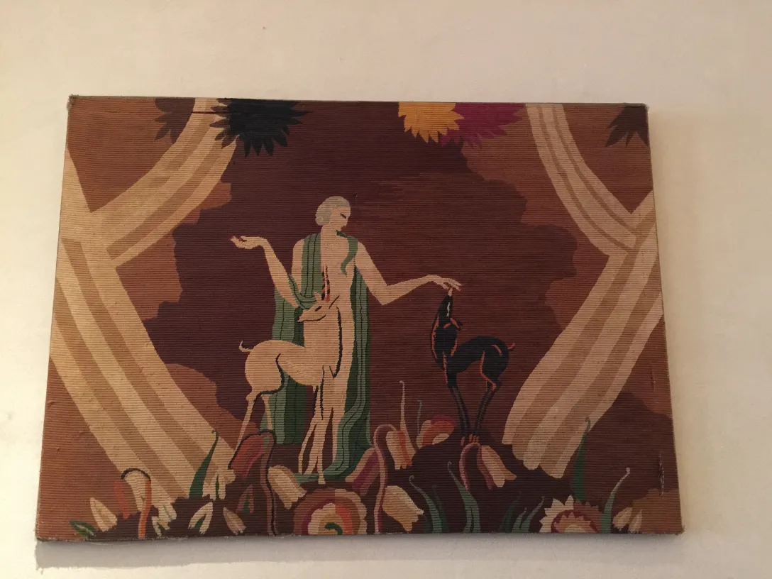 antiker Wandteppich, dekoriert mit bunten Figuren und Blumen