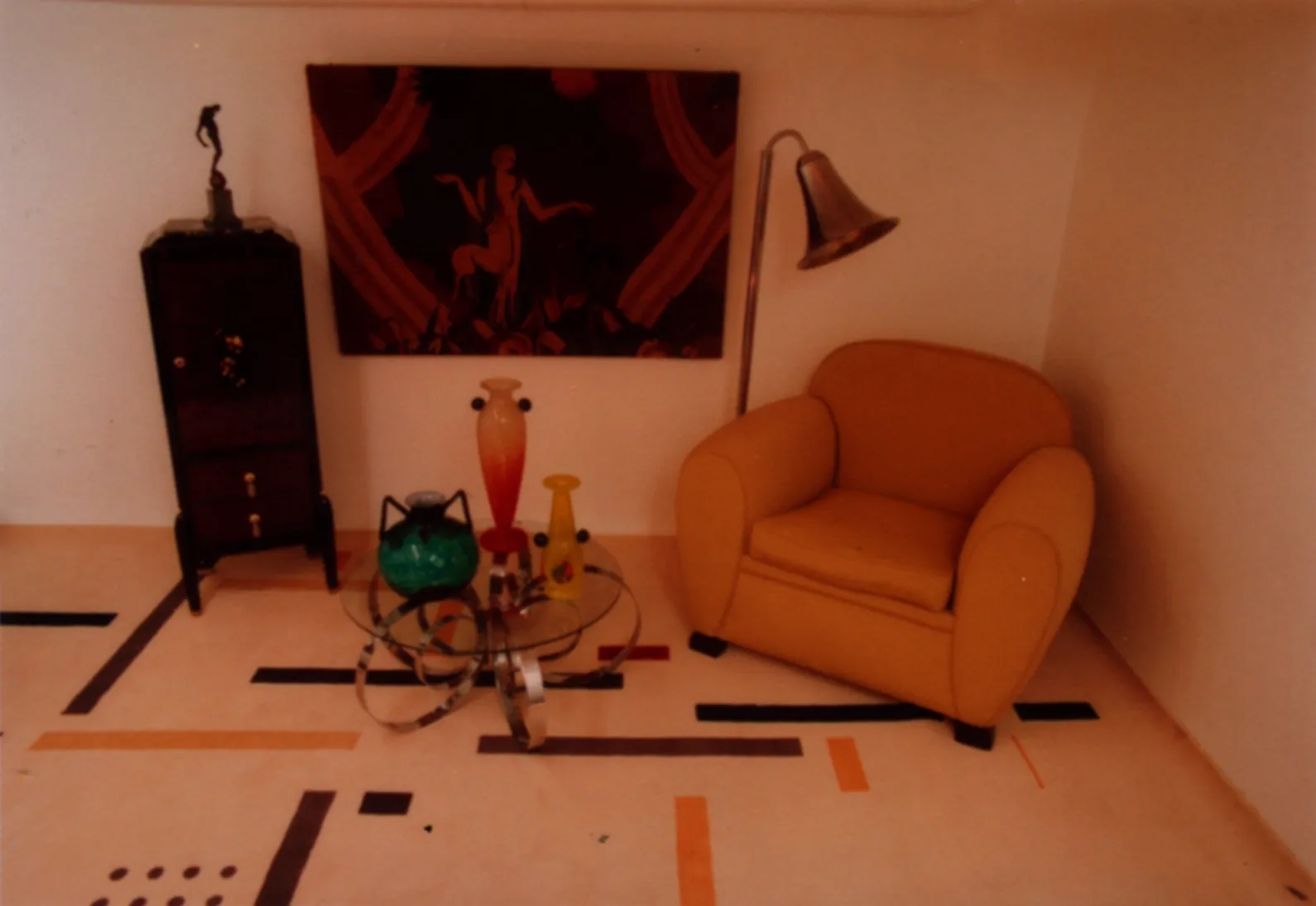 tapisserie ancienne dans une pièce avec des meubles décoratifs