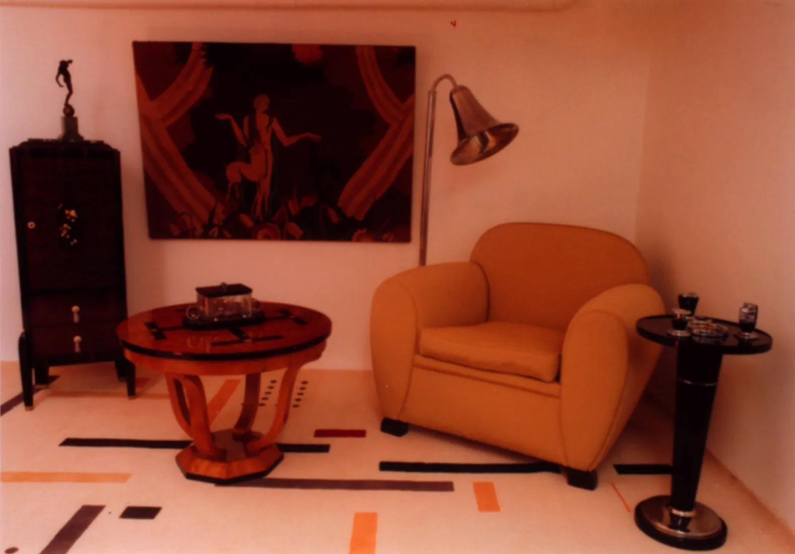 tapeçaria antiga com motivos decorativos na parede