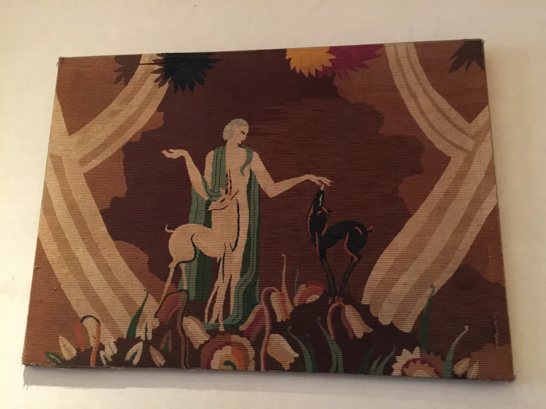 نسيج جداري قديم يظهر شخصية أنثوية مع غزلان