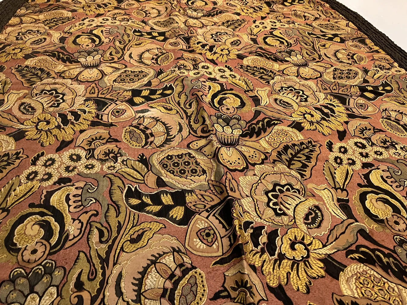 nappe antique avec motif floral coloré