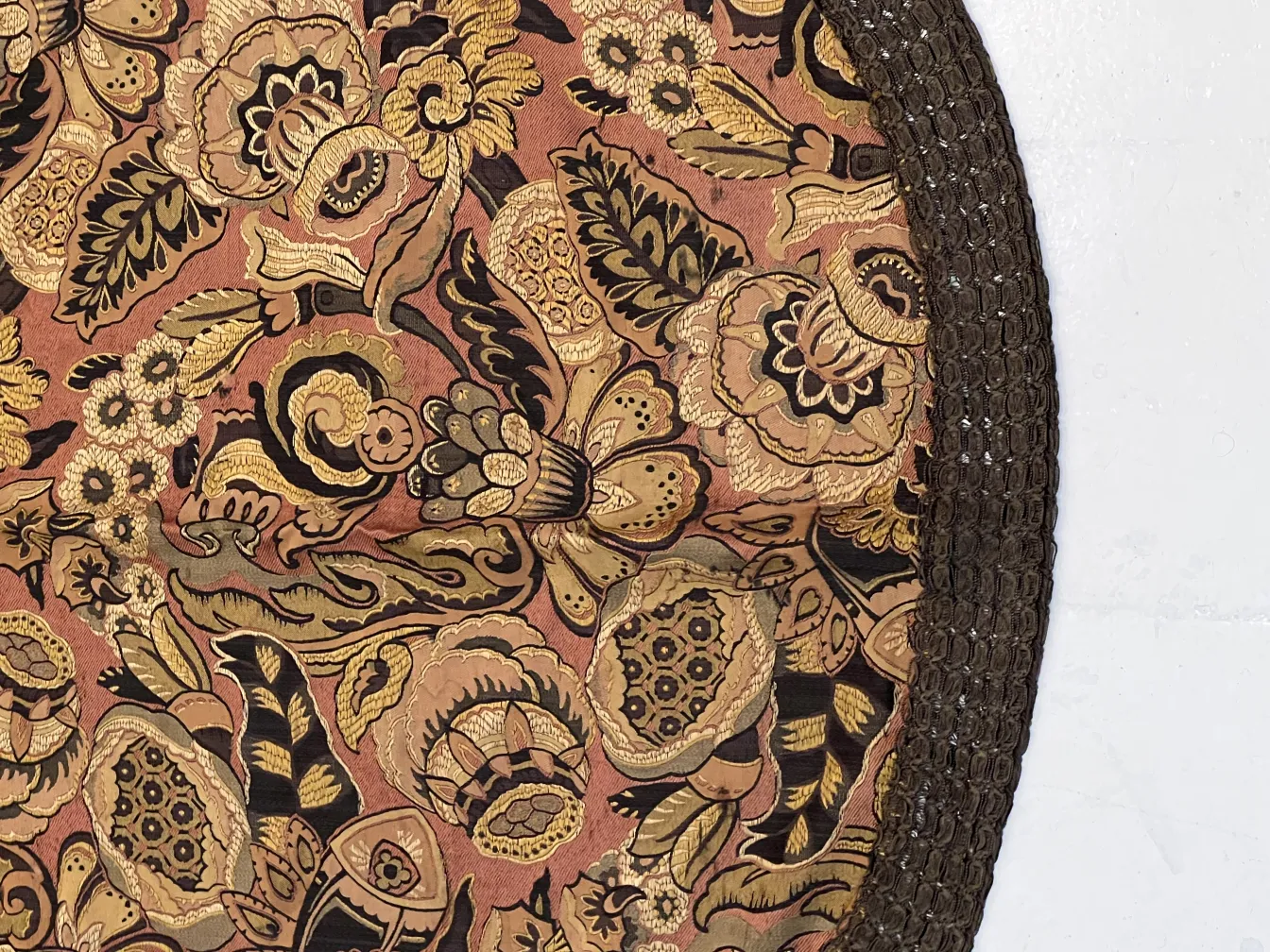 Antike dekorative Tischdecke mit farbigem Blumendesign