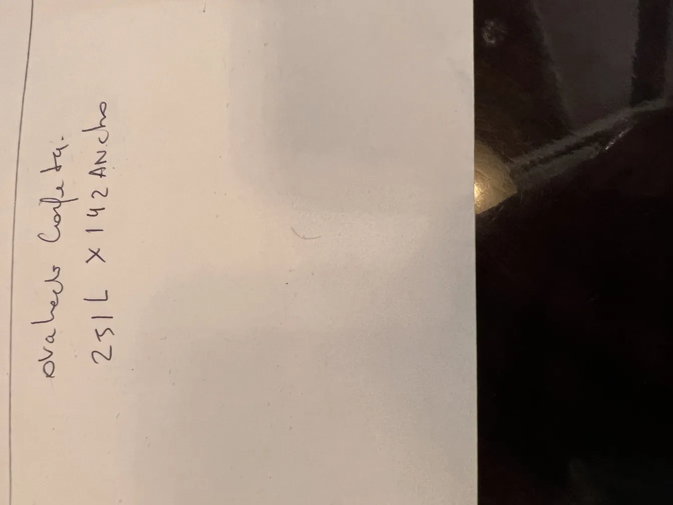 античная овальная скатерть с декоративными деталями