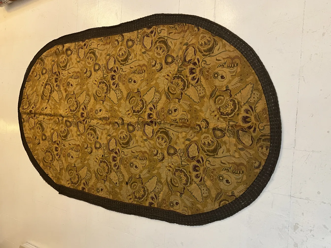 tovaglia antica floreale con design ovale in toni dorati