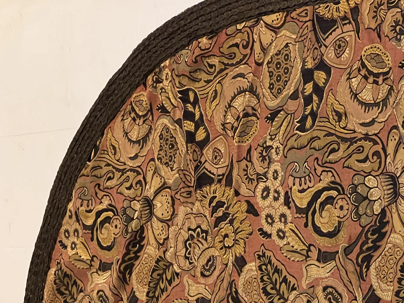 nappe antique avec motif floral dans des tons chauds