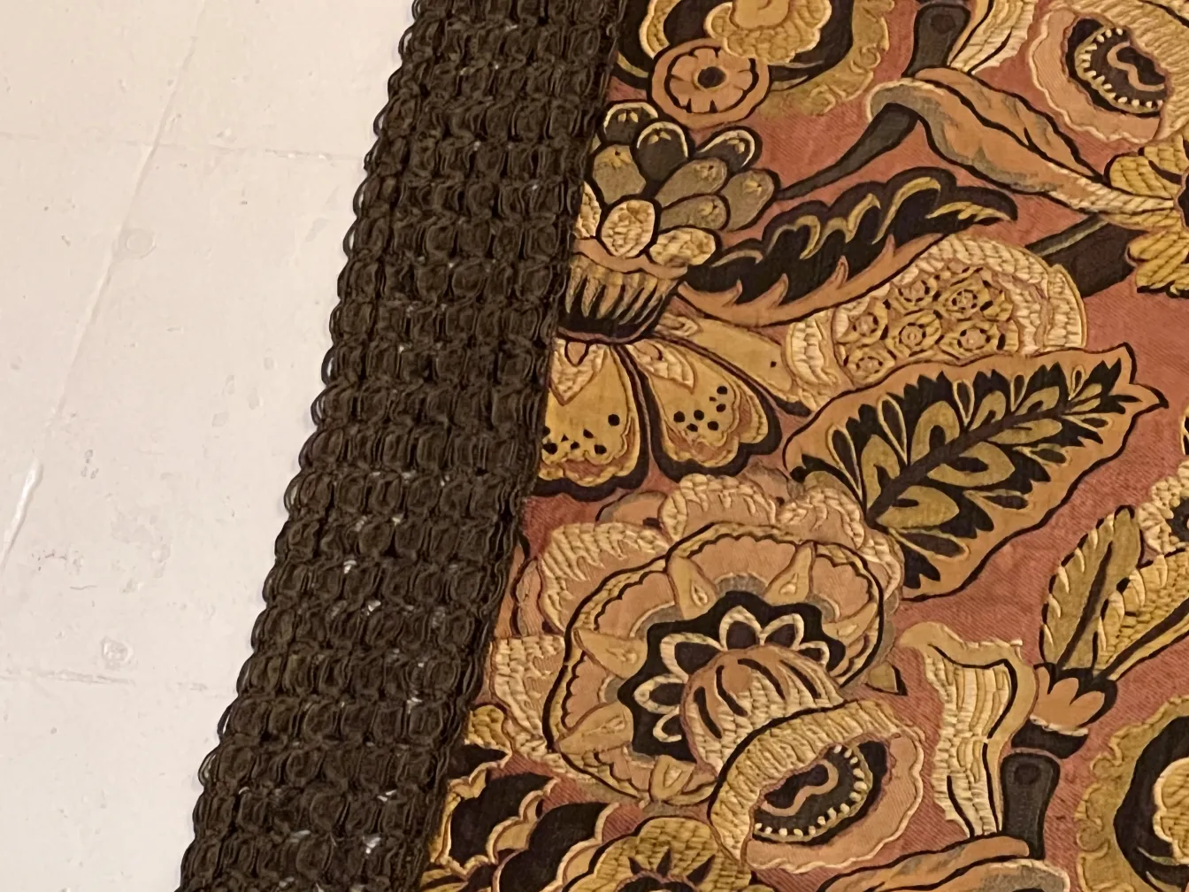 Toalha de mesa antiga com design floral e borda decorativa