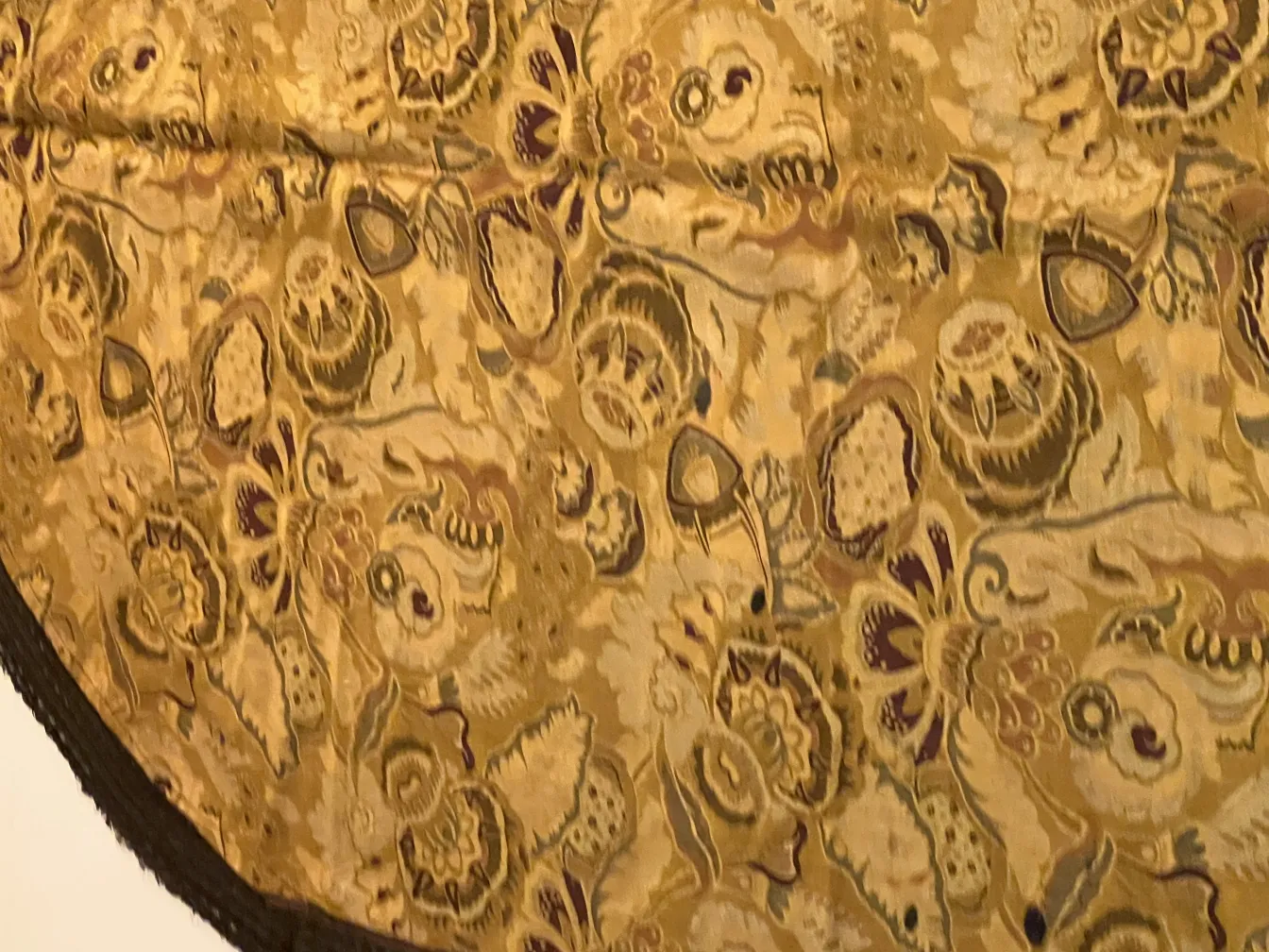 nappe ancienne avec un motif floral sur fond doré