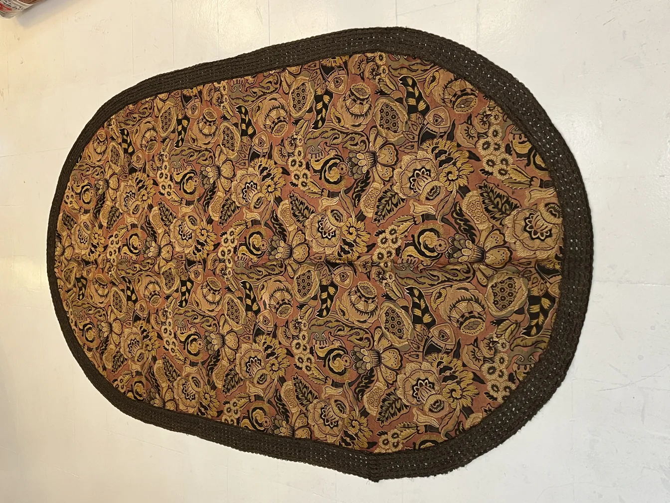 nappe antique avec un motif floral vibrant et des bords contrastés