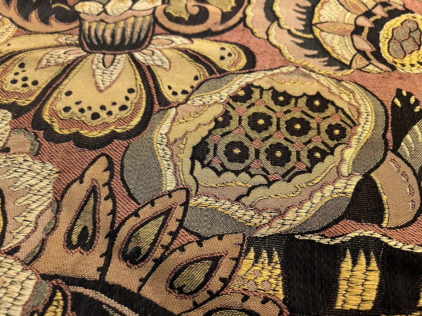 nappe ancienne avec broderie florale en tons chauds