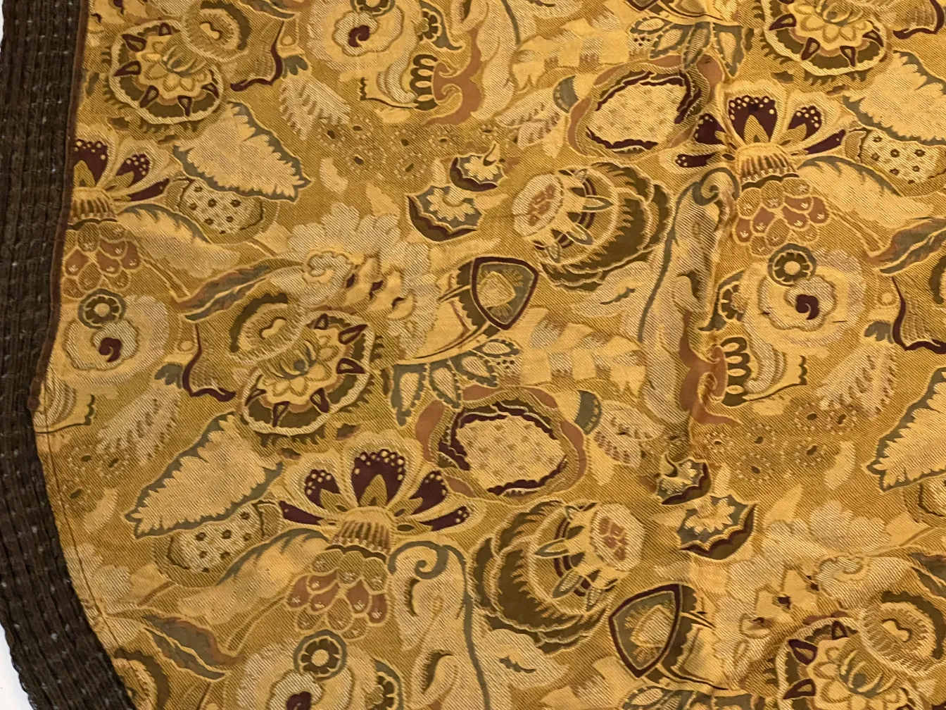 nappe antique avec un motif floral vibrant