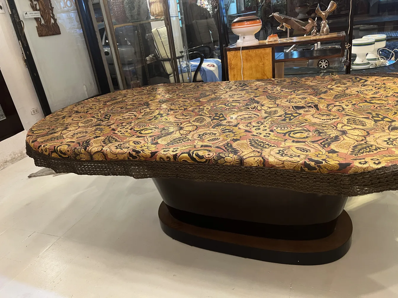 色鮮やかなパターンの古いテーブルクロスがテーブルに