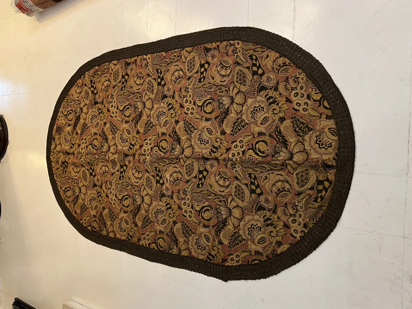 antike Tischdecke mit buntem Blumenmuster