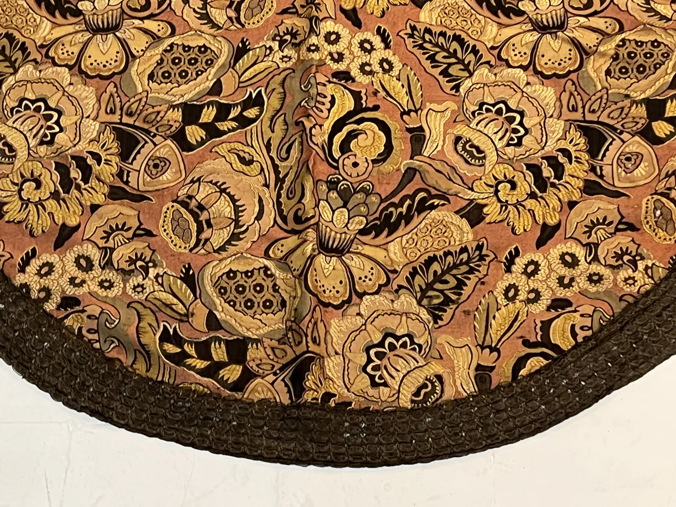 nappe antique colorée avec motifs floraux