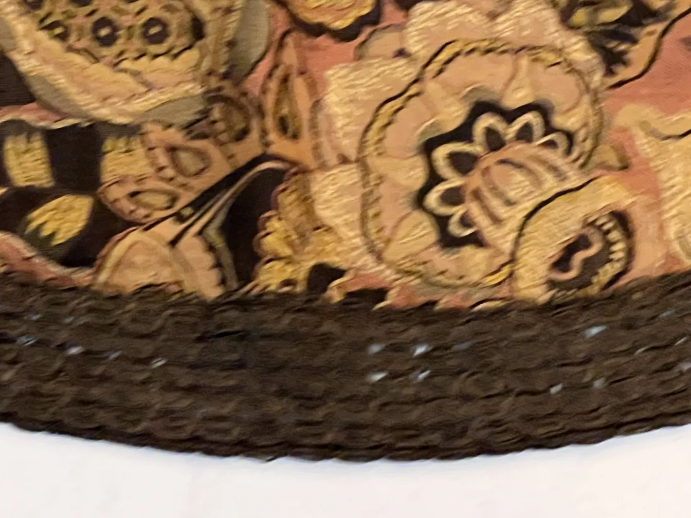 nappe ancienne présentant un motif floral coloré